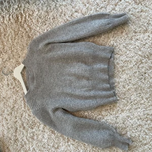 Grå stickad tröja från Vero Moda - Säljer en mysig grå stickad tröja från Vero Moda. 