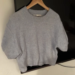 stickad tröja från Zara - Stickad tröja från Zara med korta ärmar🩵jätte fin tröja som passar till många outfits!!