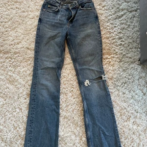 Blå jeans från Gina tricot  - Säljer ett par klassiska blå jeans från Gina tricot. 