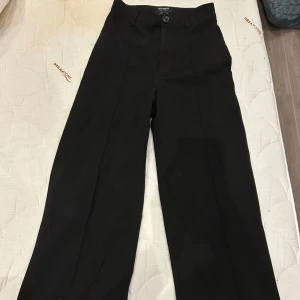 Pull&Bear  kostymbyxor stl s - Kostymbyxor från Pull&Bear i fint skick. Midjemått: 66 cm, Längd: 78 cm