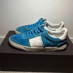 Valentino Flycrew - Snygga blå sneakers med vita detaljer från Valentino Garavani. Skorna är använda men har mer att ge. Saknar några få nitar. Skick 7/10. Box och dustbag ingår även.