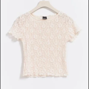 Spets topp - Snygg krämvit spetstopp från Gina Tricot. Är i storlek M men känns snarare som en S. Skorv privat vid frågor🥰