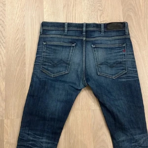 Mörkblå jeans från Replay - Snygga mörkblå jeans från Replay med klassisk femficksdesign och dragkedja. Perfekta för en avslappnad stil. Dom är i ny skick nypris 2000kr skriv om ni är intresserad 