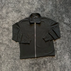 Svart fleecejacka med dragkedja - En zip kofta ifårn lager 157, stilren passar till alla tillfällen. Storlek: S