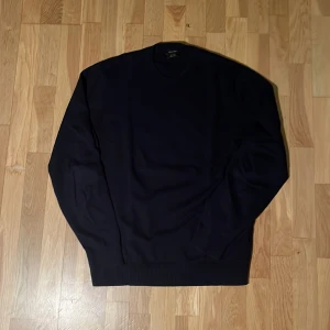 Mörkblå tröja från Massimo Dutti - Säljer en stilren mörkblå tröja från Massimo Dutti. Tröjan har en klassisk rund hals.