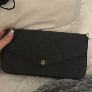 Väska svart - Fin, ganska oanvänd 