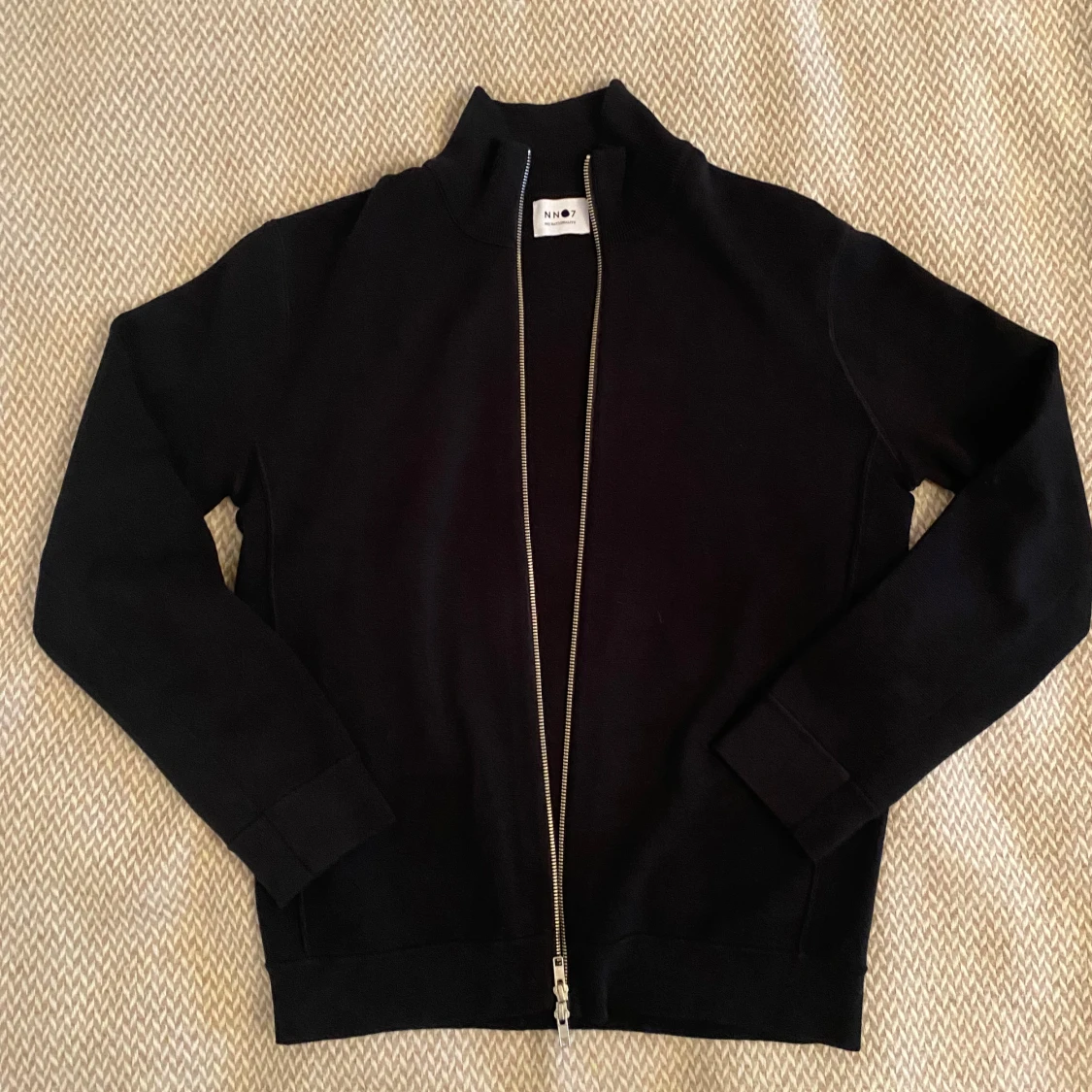 Helt ny* Svart fullzip från NN07