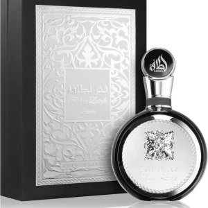 Lattafa Fakhar Black edp 100ml - Elegant parfym från Lattafa med en lyxig flaska i svart och silver. Flaskan har en rund form med detaljerat mönster och ett distinkt emblem. Förpackningen är stilren med ett vackert silvermönster på en svart bakgrund.