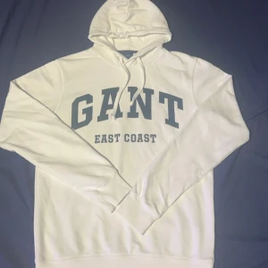Vit hoodie från GANT storlek S - Säljer en vit GANT hoodie i bra skick, storlek S. Säljer pga att den är för liten.