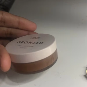 Bronzer från MUA Makeup Academy - Säljer en krämig bronzer i nyansen Mocha från MUA Makeup Academy. Perfekt för att ge ansiktet en solkysst look. Kommer i en praktisk rund burk med skruvlock.