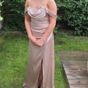 Balklänning  - Super fin balklänning med slits från fashionnova i strl xs/34 använd en gång 💗är i färgen champange färgad/rosé och nypris va runt 800