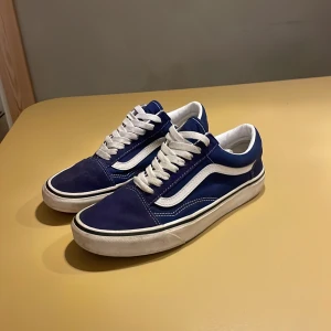 Vans - Tja, säljer dessa då de blivit för små. Skorna är bra skick och blivit väl omhändertagna. Priset kan diskuteras vid snabb affär. Hör gärna av dig vid mer frågor😊