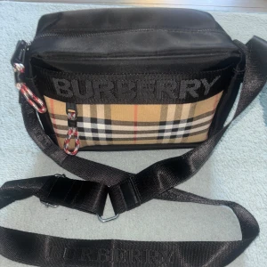  Burberry axelväska - Använder knappt.         Skicka iväg ett meddelande om du har några funderingar 