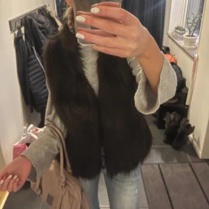 Svart pälsväst - Snygg svart pälsväst💖