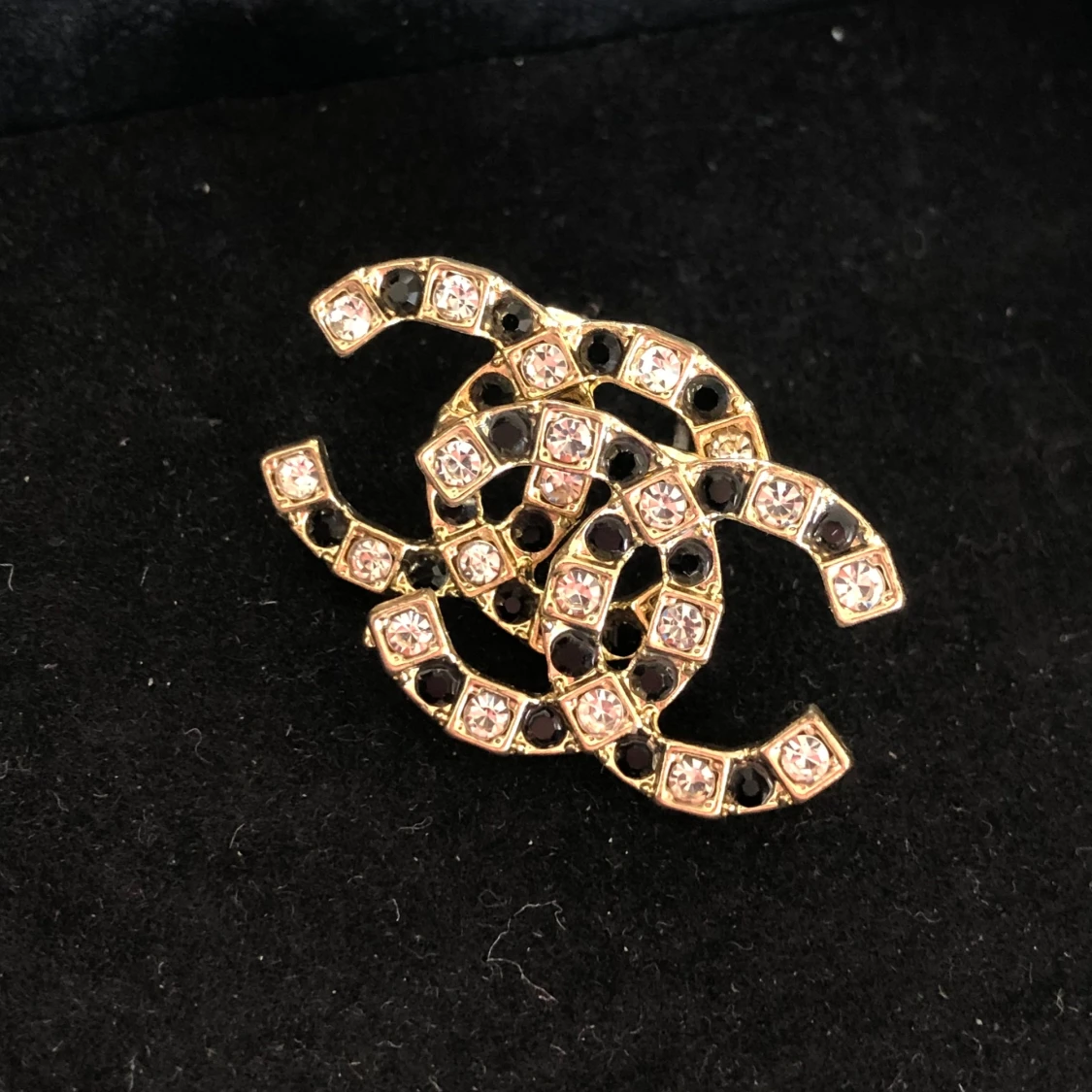 Guldiga örhängen med vit och svart kristall  - 91