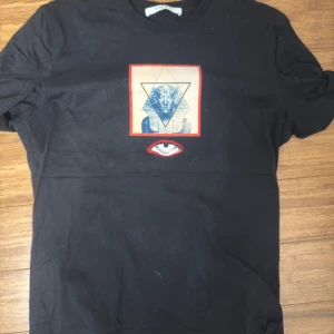 Givenchy T-shirt - Bra skick