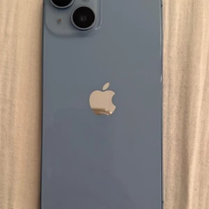 Iphone 14 - Ingår i priset: Iphone 14 128 GB med tillbehör. 9 st skal med olika motiv & färg (3st som inte är med på bild) 2st skärmskydd i härdat glas (anti spy) Laddsladd Iphone kartong  Säljer min Iphone 14 128GB då jag bytt mobil, inga repor och fungerar felfritt.