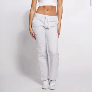 Grå mjukisbyxor - Gråa mjukisbyxor från russemerch, endast använda en gång! Säljer för att dom var lite för korta på mig.