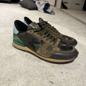 Valentino rockrunners - 9/10 skick väldigt bra skick! 1-3 dagar frakt ( arbetsdagar) tveka inte om ni har några frågor eller funderingar 