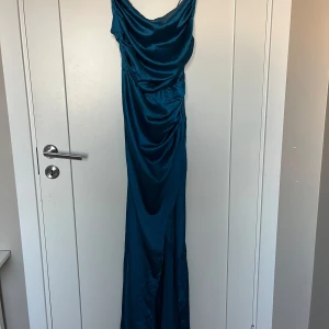 Blå balklänning  - Blå/turkos balklänning från SHEIN. Köpt secondhand men aldrig använd därav är lappen kvar. Nyskick i strl XS.