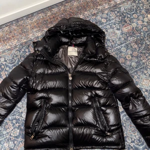 Moncler Maya - En moncler maya i storlek 1/S som är i helt felfri skick perfekt att köpa nu inför vintern innan alla jackor blir dyrare, för mer info eller bilder är det bara att skriva