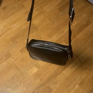 Valentino väska  - En helt ny oanvänd Valentino väska väskan kan justeras med storleken 