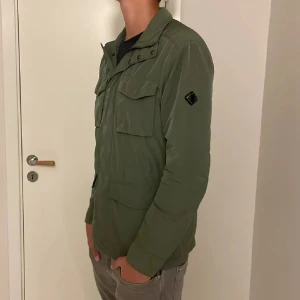 J.lindeberg jacka - Säljer nu denna j.Lindeberg jackan som passar perfekt till hösten/vintern, storlek M. Jackan är i nyskick, 9/10. Nypris ligger runt 4000kr. Tveka inte på att höra av dig vid minsta fundering