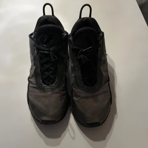 Nike Air max 290 - Säljer nu ett par air Max 290 i färgen black/ wolf grey.                                                                             Är i storlek 42.  Och är i 7/10 skick och är super sköna pga luften som finns under sulan.                       Pris kan diskuteras vid snabb affär