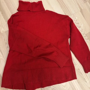 Röd stickad polotröja från GAP vintage - Säljer en snygg röd stickad polotröja från GAP. Tröjan har långa ärmar och en ribbad polokrage som ger extra värme. Perfekt för kyliga dagar! Vintage