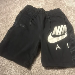 Svarta shorts från Nike - Snygga svarta Nike shorts. I storlek. 160-170 cm