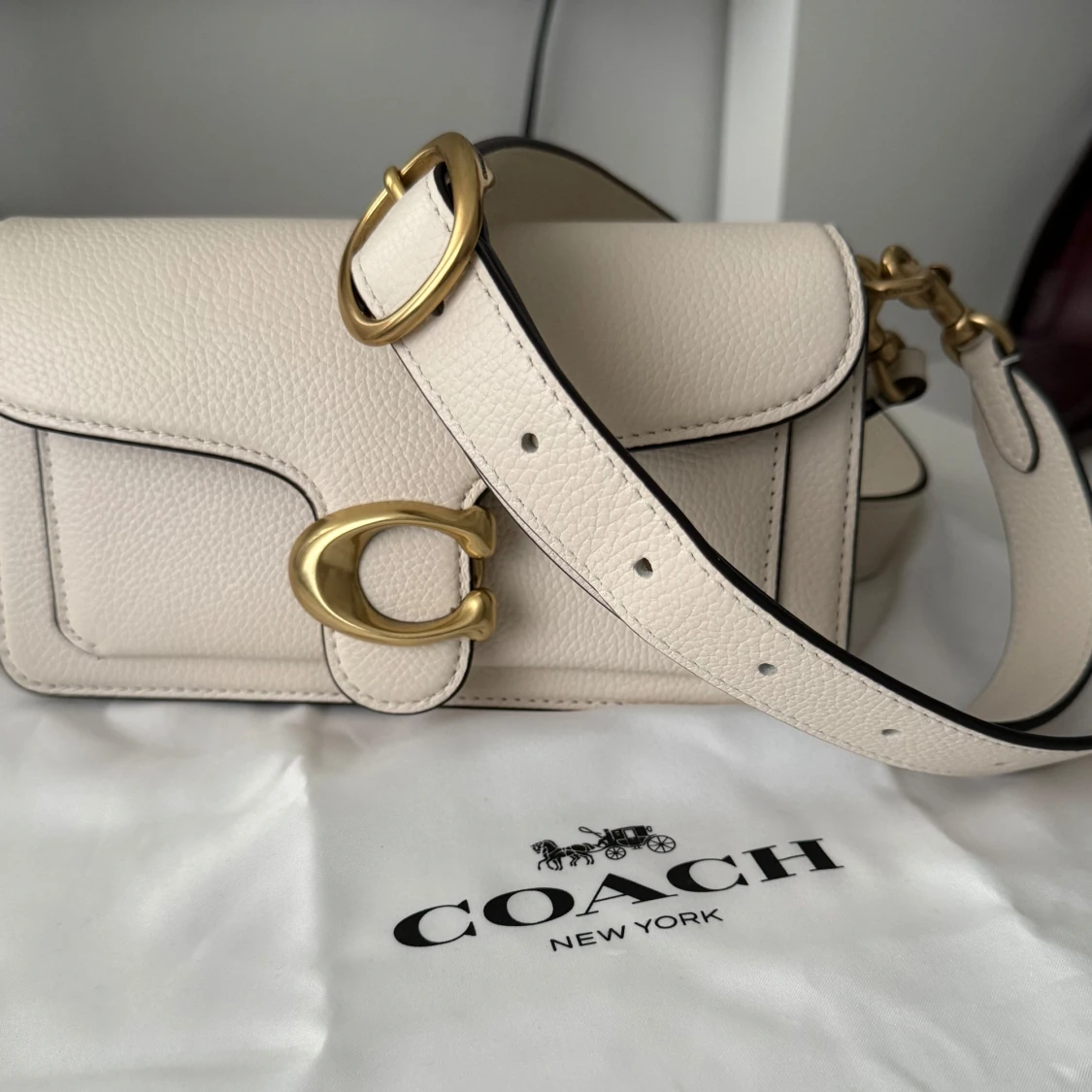 Beige axelväska från Coach