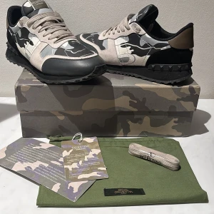 Valentino rockrunners - Snygga Valentino Garavani rockrunners med  neutrala färger passar super till alla färger, alllt på första bilden tillkommer! Pris inte hugget i sten. Storlek 44 men passar runt 43 - 43/5.      Använt sparsamt få gånger 
