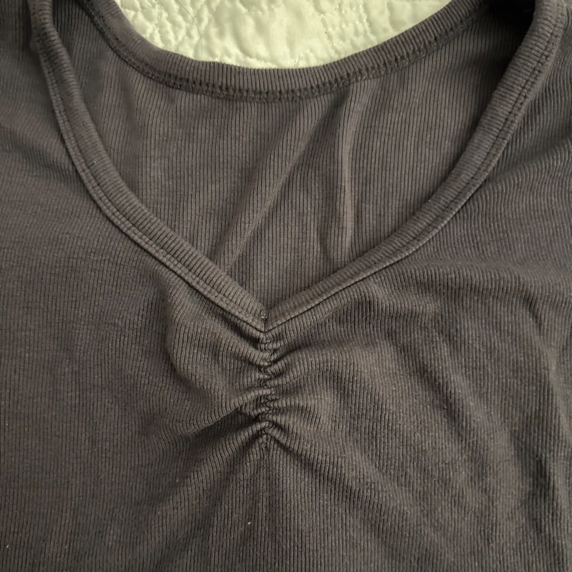 Mörkgrå ribbad topp - 90