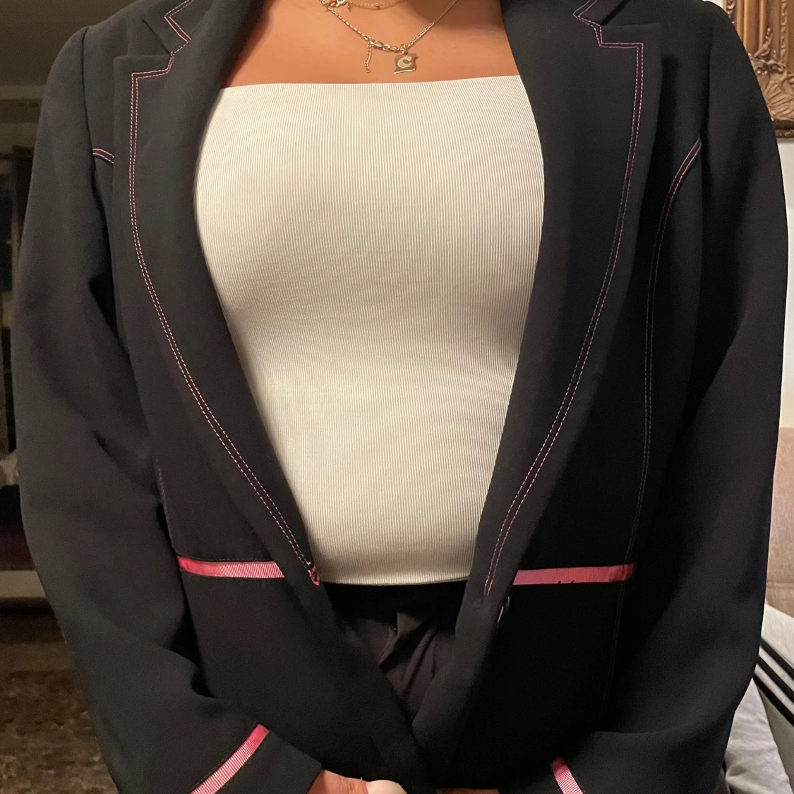 Svart kavaj med rosa detaljer