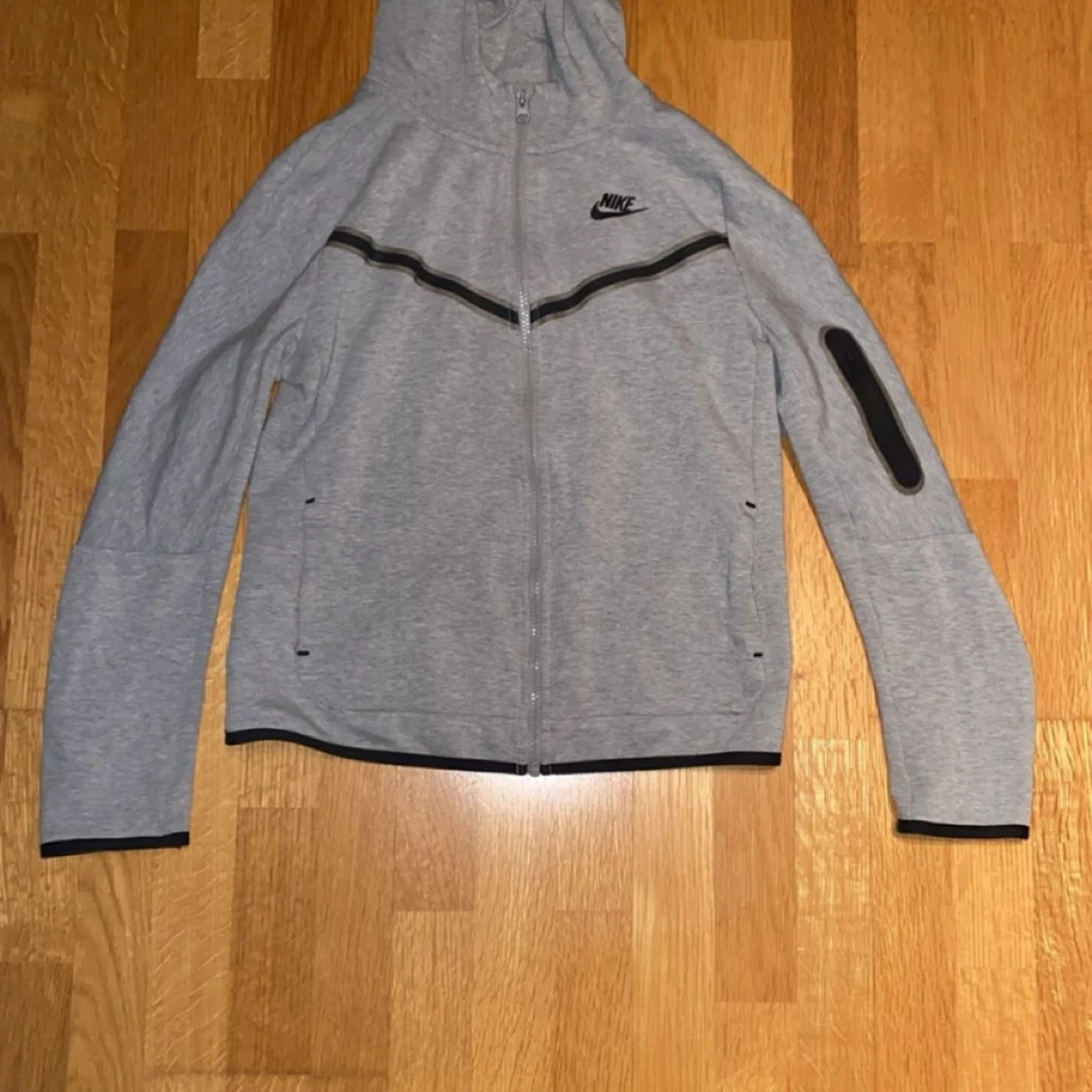 Grå nike tech fleece tröja 