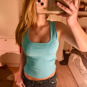 Blå/turkos topp från Bikbok  - Säljer den här supersnygga toppen från Bikbok i en jättefin turkos/blå färg i storlek S. Mycket bra skick då toppen nästan aldrig blivit använd. Säljer för att den inte kommer till användning. 