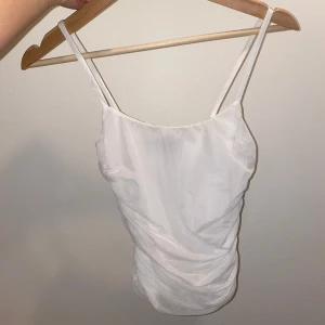 Mesh topp - Fint linne, sitter tajt. Ej genomskinlig. Aldrig använd. Storlek 32