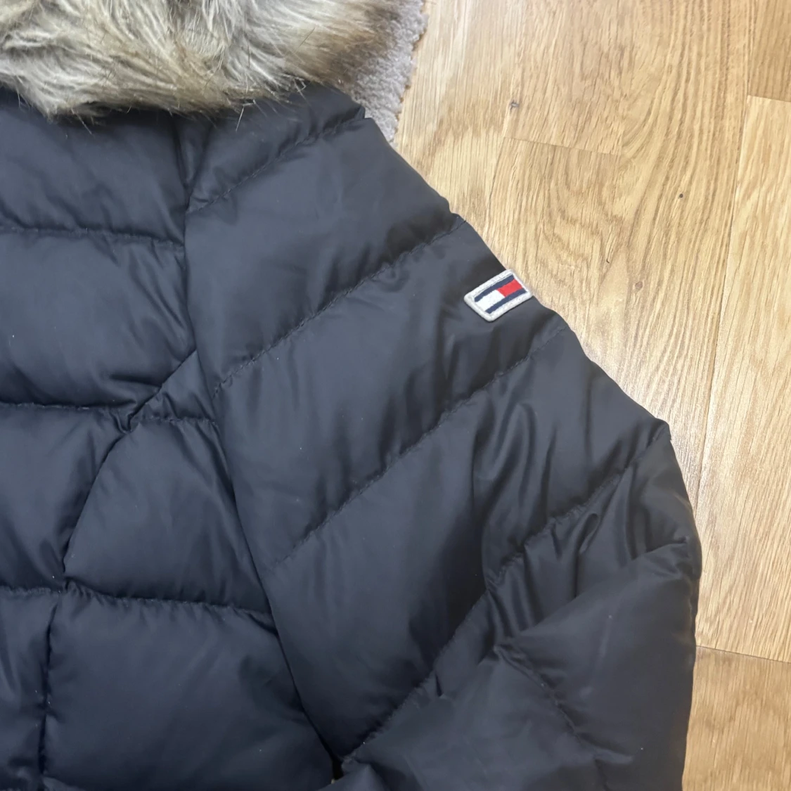 Svart dunjacka från Tommy Jeans - 91