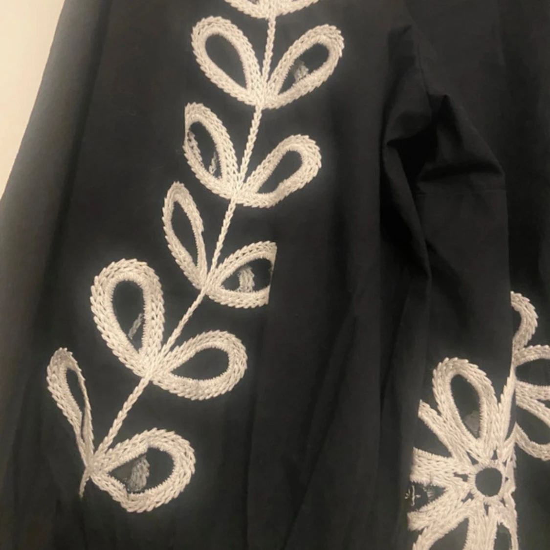 Svart blus med vit broderad design - 92