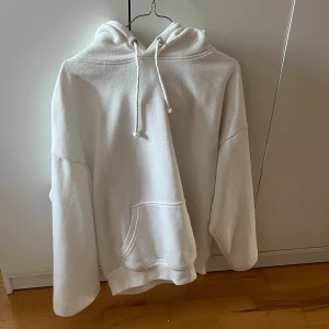 Vit hoodie från BikBok - Säljer en stilren vit hoodie från BikBok i storlek S. Den har en klassisk design med dragsko i huvan och en praktisk magficka. Den är lite nopprig, men inget märkvärdigt! Kom privat för fler frågor!🥰
