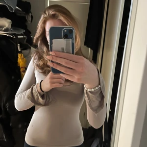 Beige långärmad topp - Snygg beige topp, använt fåtal gånger. Inga defekter eller liknande. Skriv för frågor!!❤️