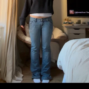 Lågmidjade jeans - Blåa lågmidjade bootcut jeans med fin detalj på bakfickorna!❤️innerbenslängd 83cm och midjemått 38cm