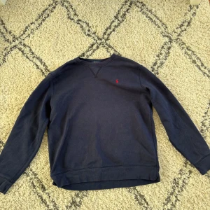 Ralph Lauren sweatshirt - Säljer en stilren mörkblå tröja från Polo Ralph Lauren. Den är i bra skick och storleken är i barn storlek xl 18-20 men den passar s. Har du några funderingar eller vill ha fler bilder är det bara att skriva.