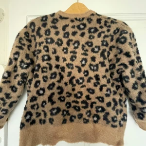 Leo tröja från Zara🫶 - Säljer superskön och fin leopardmönstrad tröja från Zara då den tyvärr har blivit för liten. Den är i jättefint skick men är använd många gånger. Nästan inga tecken på slitage. Den är varm och mjuk och passar perfekt till hösten och vintern. Nypris: 300. Säljer för 200kr men pris kan diskuteras 🫶🫶