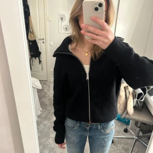 Svart stickad fårn cos 💕 - Svart stickad kofta från cos