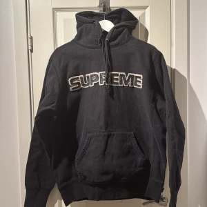 Supreme Hoodie - Condition 3/10 (saknar metall ring vid ena snöret vid luvan) Nypris 3500kr. Säljs för: 499