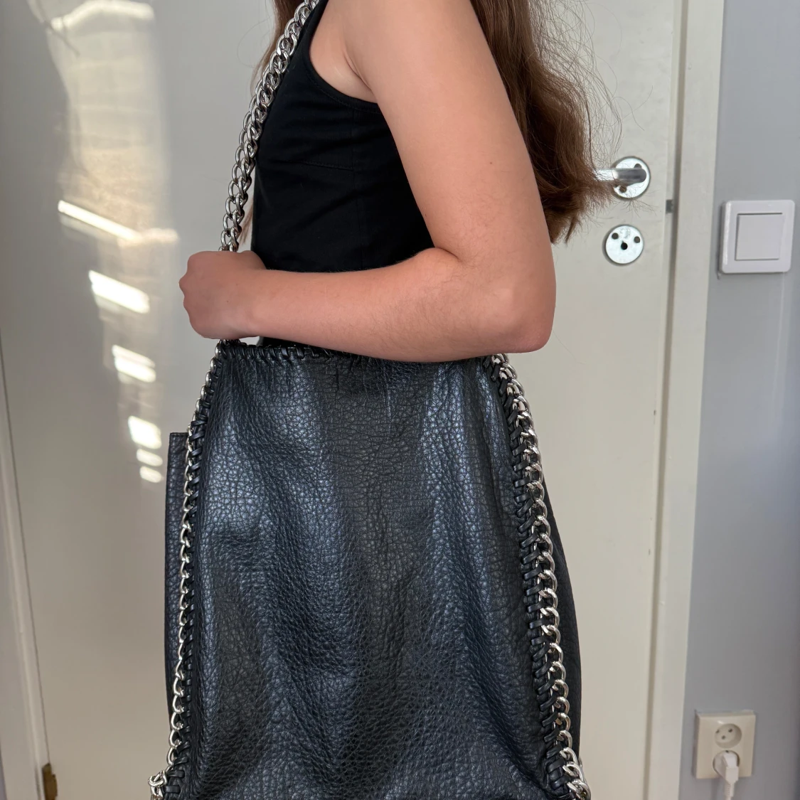 Tiamo Svart axelväska med kedjedetaljer - 91