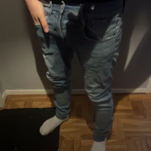 Replay jeans  - Snygga replay jeans i fint skick storlek 30:32 har en liten knappt synlig defekt i undersida skrev 