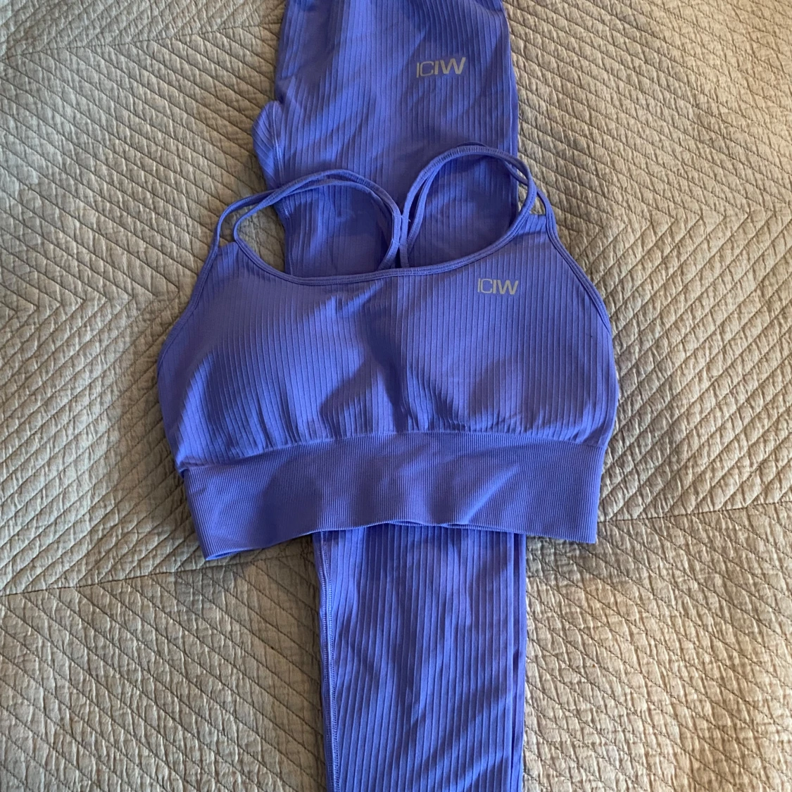 Lila ribbad träningstopp och leggings från ICANIWILL