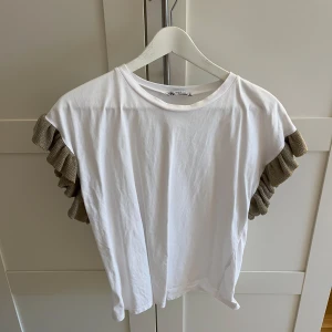 Vit topp med volangärmar - Söt Vit topp från zara som tyvärr inte kommit till användning💕